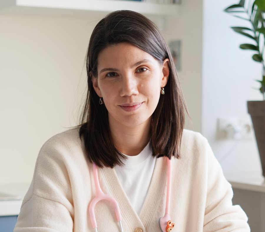 Lek. Agata Tabiszewska przy biurku w&nbsp;gabinecie