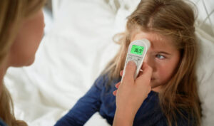 Jak mierzyć temperaturę i rozpoznać gorączkę u dzieci - Termometr bezdotykowy u dziecka