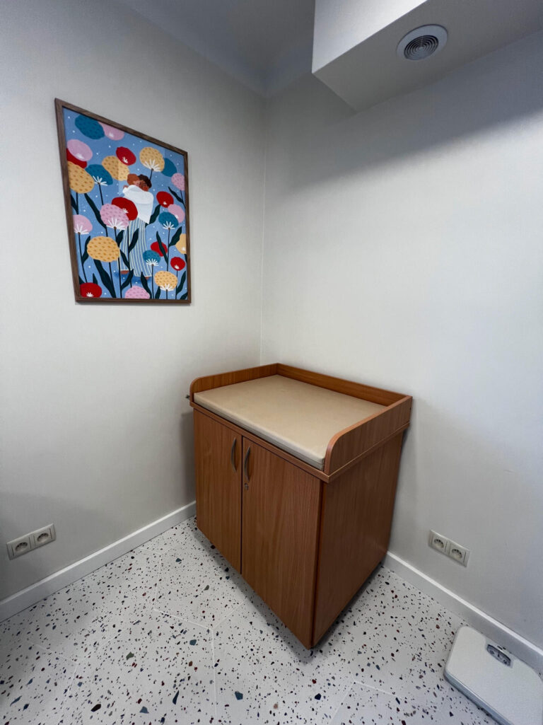 Wnętrze gabinetu pediatrycznego - przewijak